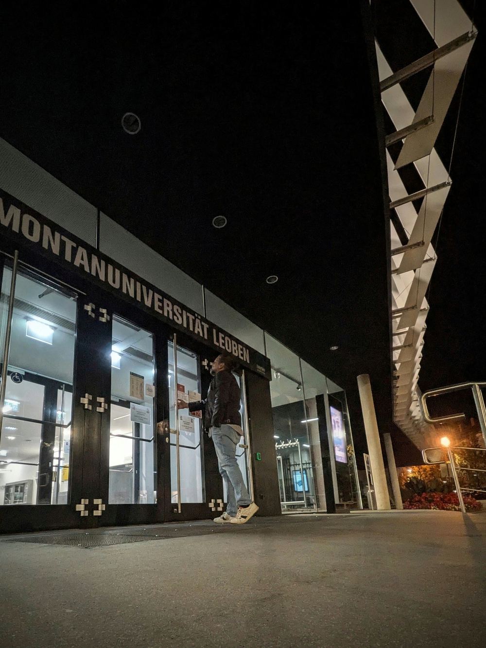 Haupteingang der Montanuniversität Leoben am Abend