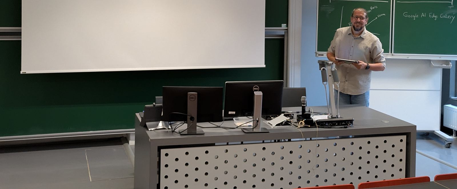 Marcus Braun im Hörsaal vor Beginn der Vorlesung