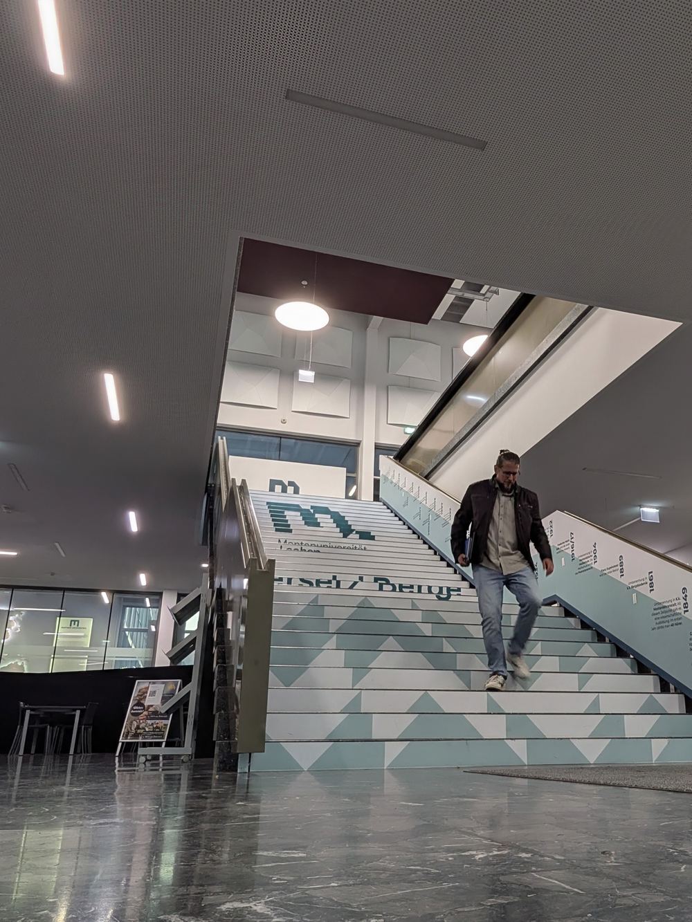 Marcus Braun auf der Treppe im Foyer der Montanuniversität Leoben